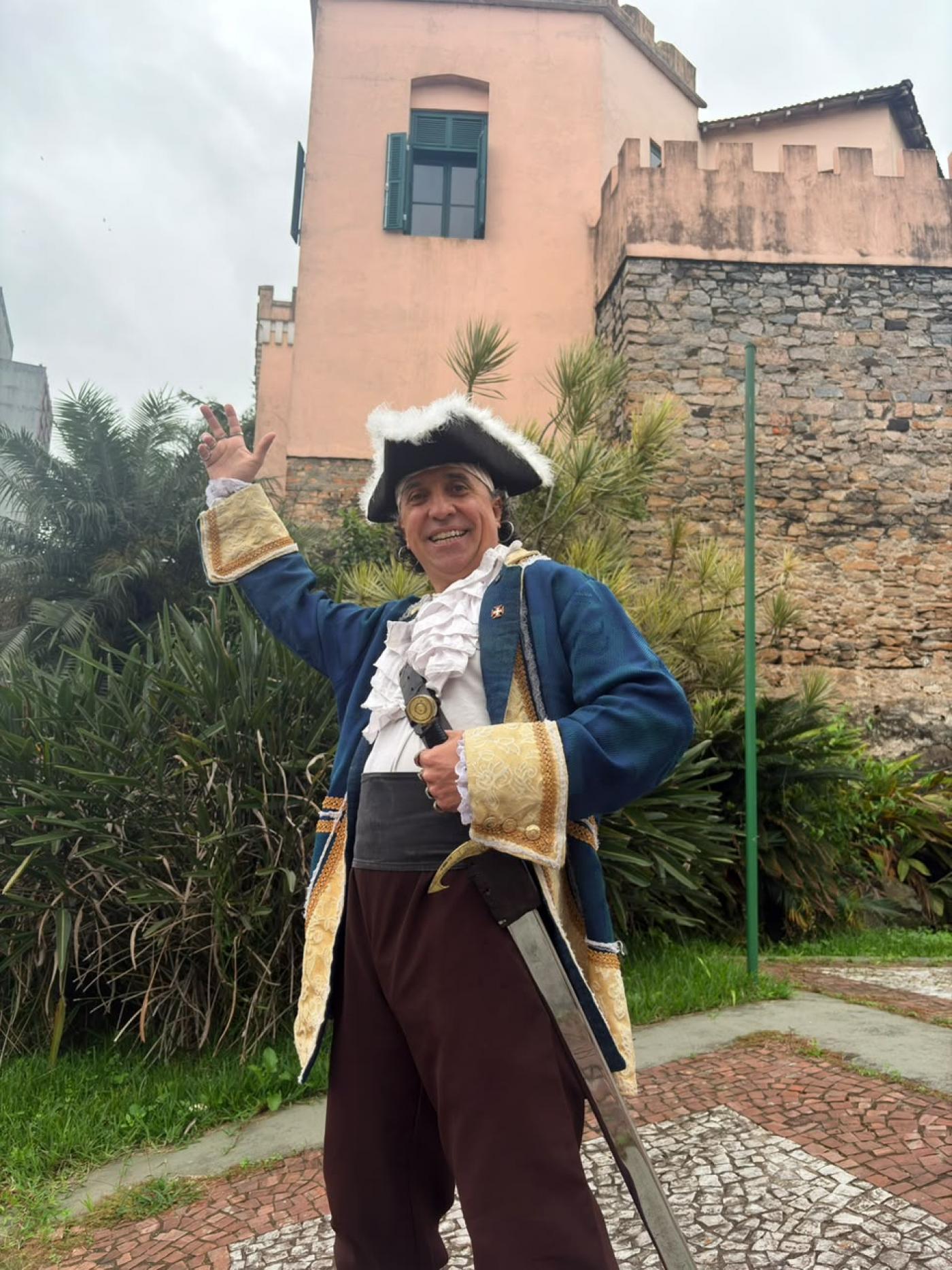 pirata na frente outeiro #paratodosverem 