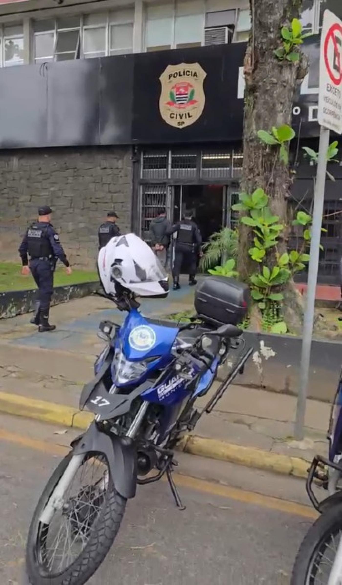 moto da guarda municipal em frente a delegacia de polícia. #paratodosverem