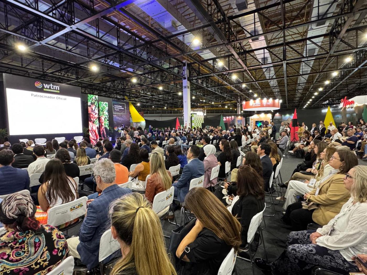 pessoas acompanhando o evento #paratodosverem 