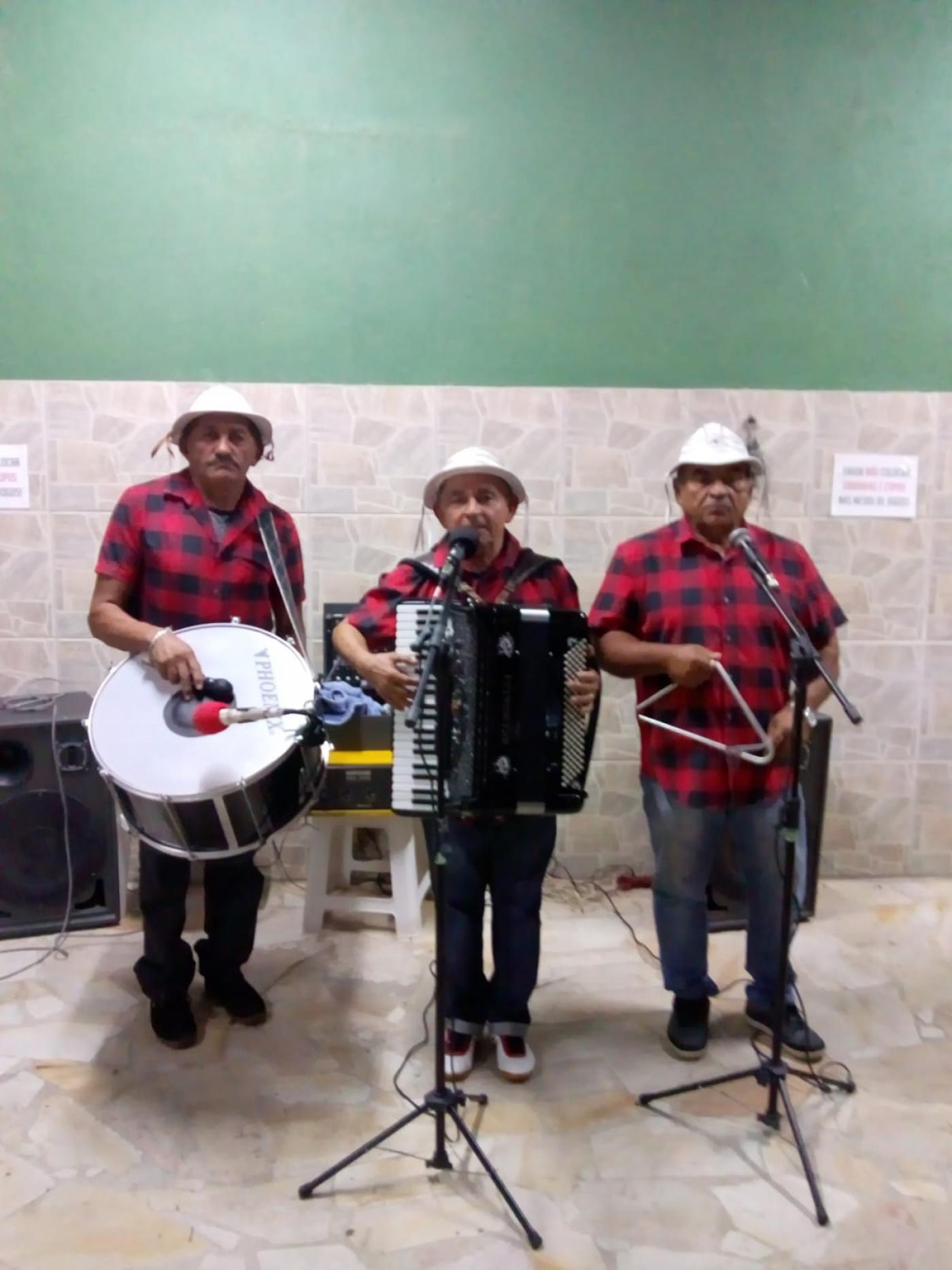trio tocando instrumentos #paratodosverem 