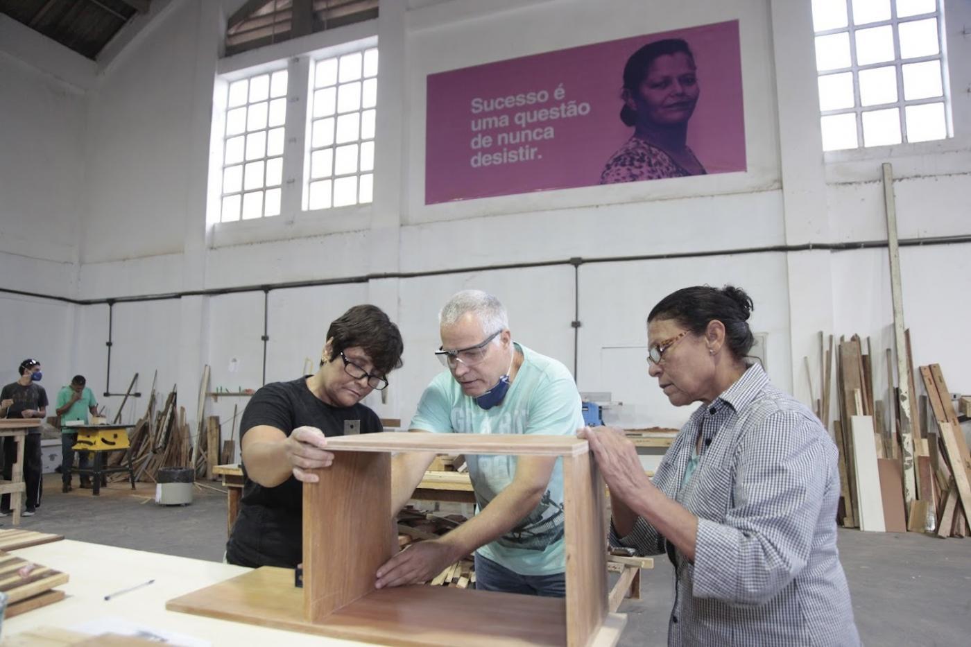 pessoas fazendo aula na ecofabrica #paratodosverem