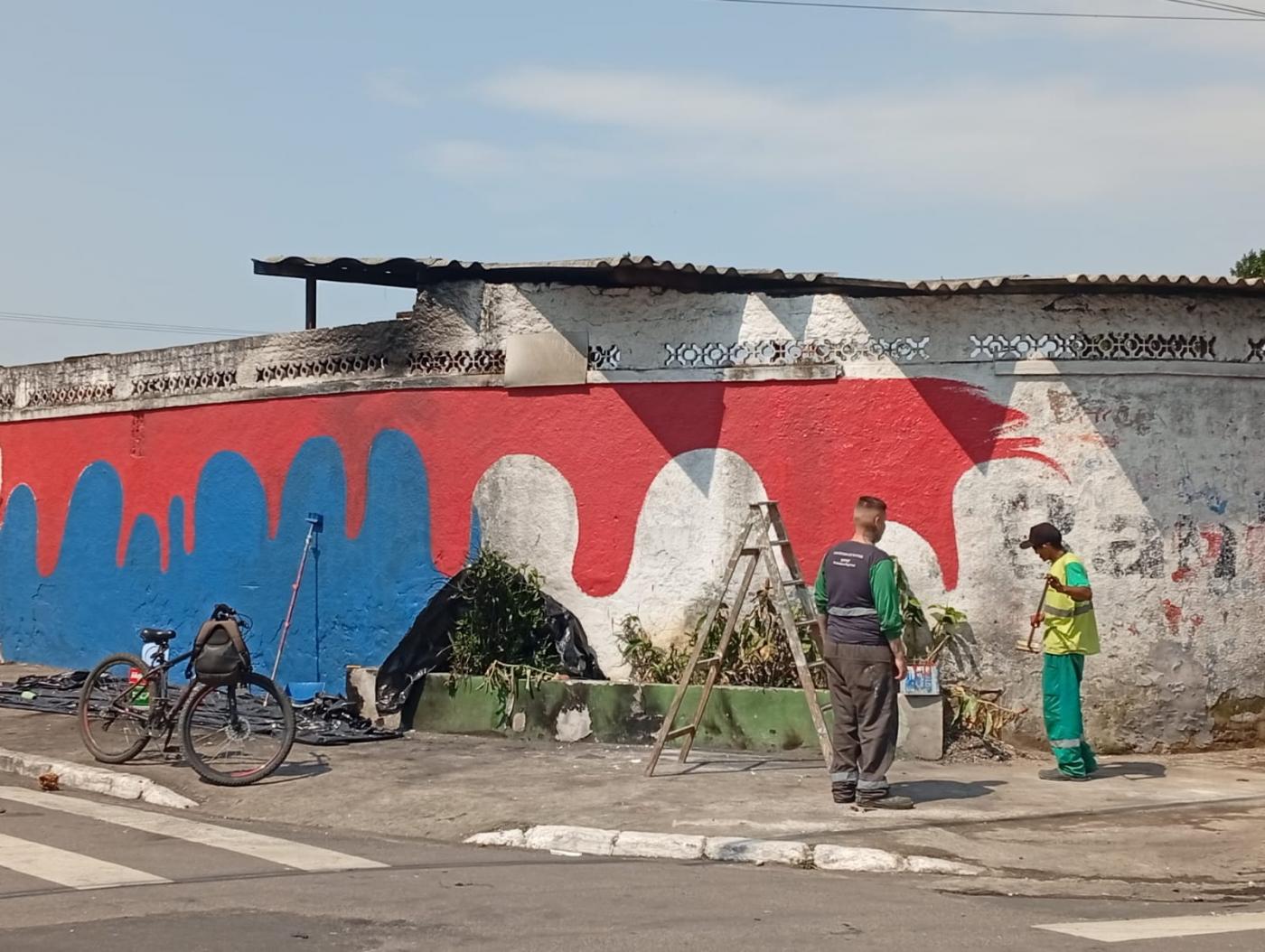 parte de um muro pintado em uma esquina #paratodosverem
