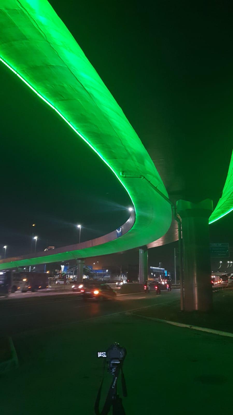 viaduto iluminado em verde#paratodosverem