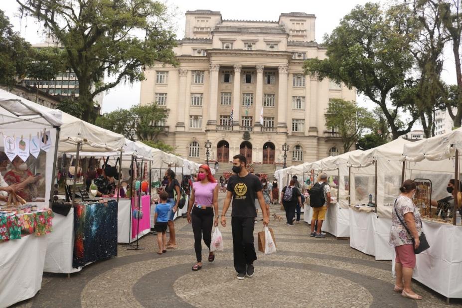 barracas montadas na praça mauá e pessoas circulando. Ao fundo, o palácio josé bonifácio. #paratodosverem