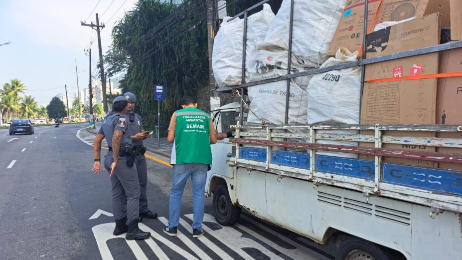 policiais e agente ambiental abordam veículo com carga #paratodosverem 