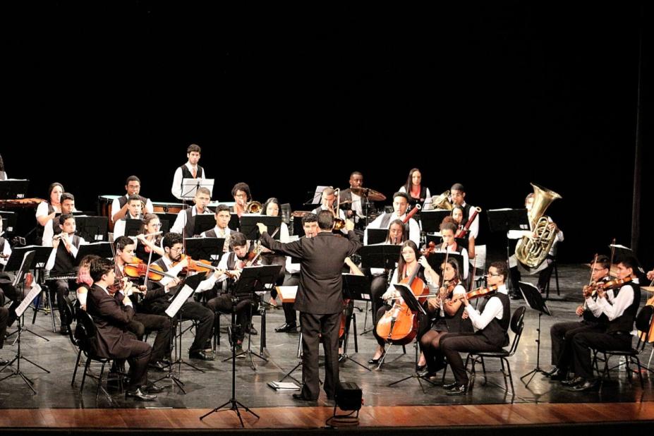 orquestra tocando música #paratodosverem
