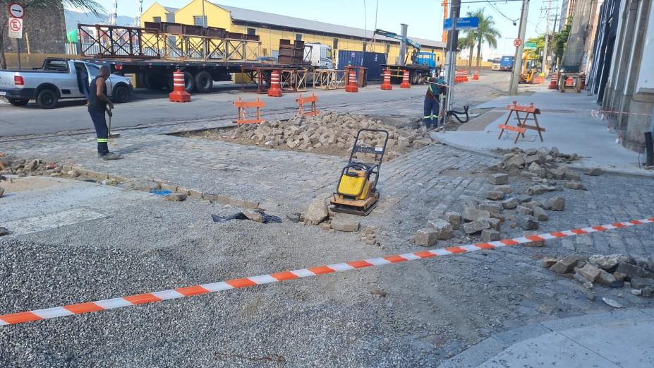 piso de paralelepído é removido de trecho de pavimento. #paratodosverem 