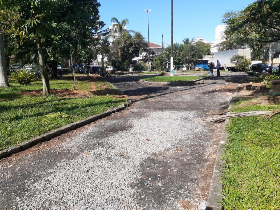 calçada interna de praça demolida. ela fica entre jardins. #paratodosverem