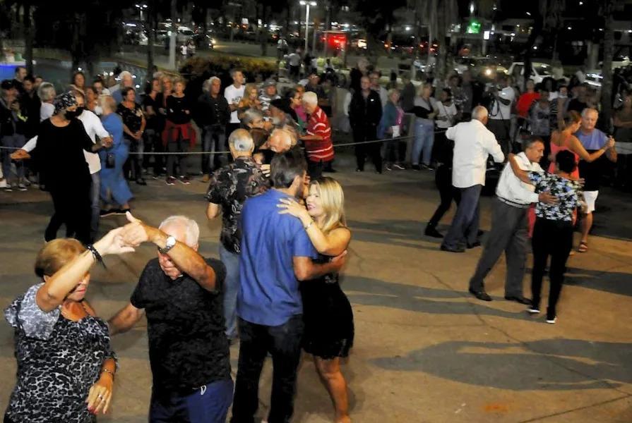 pessoas dançando na rua #paratodosverem