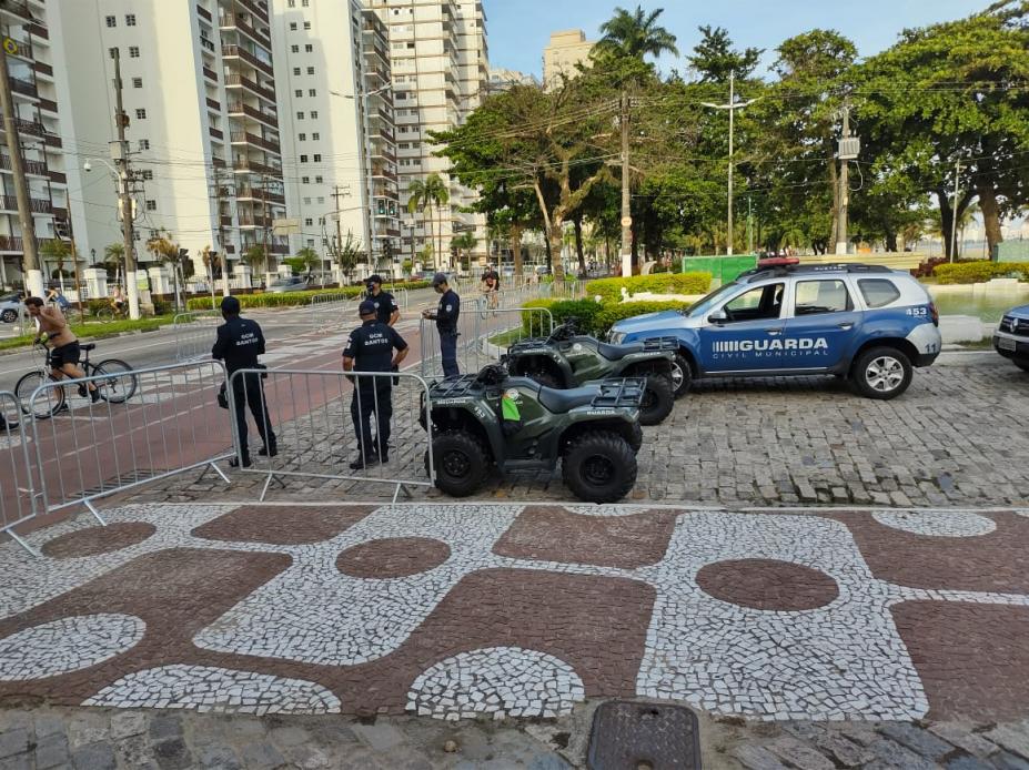 Guardas municipais de viaturas na orla. #Paratodosverem 