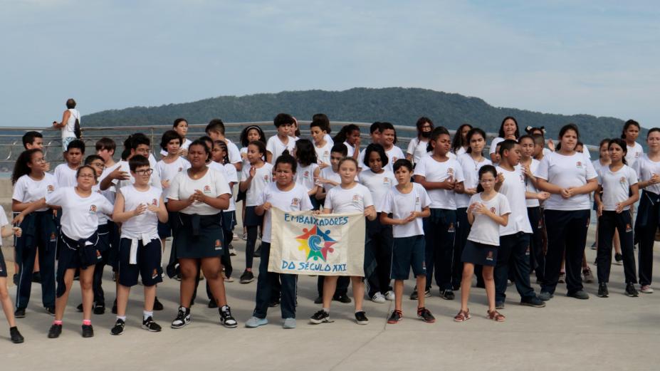 Alunos exibem bandeira #paratodosverem