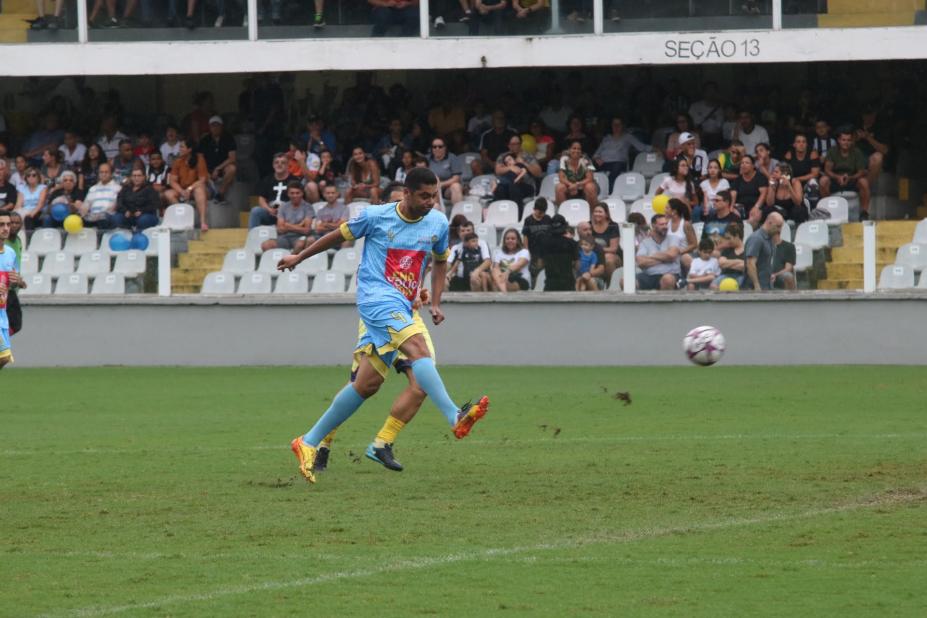 De uniforme azul, o ex-jogador Narciso chuta a bola no meio de campo