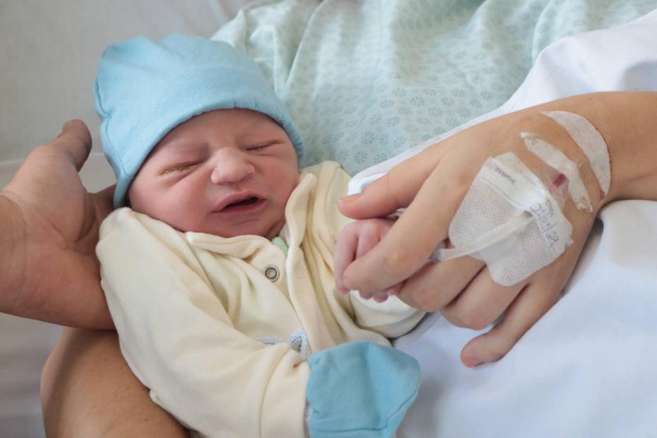 bebê recém-nascido em hospital. #paratodosverem
