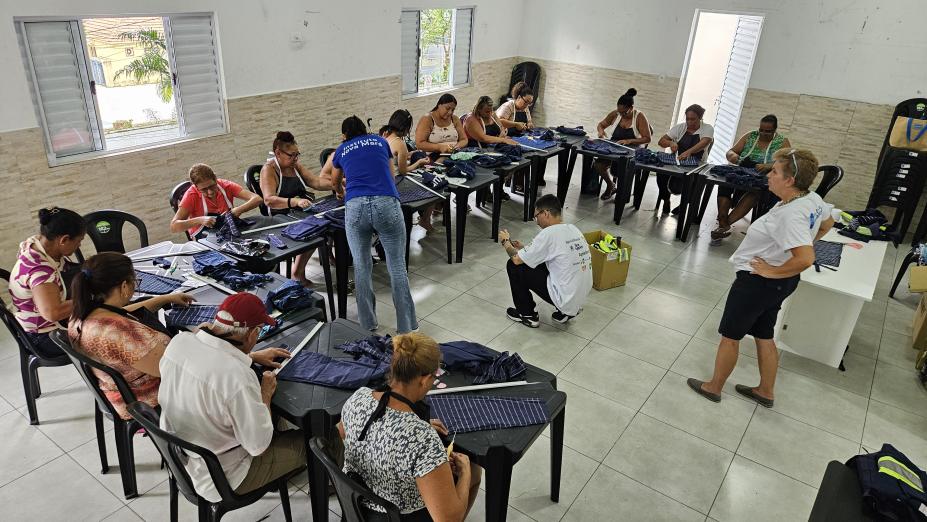 grupo de moradores em oficina de costura. #paratodosverem
