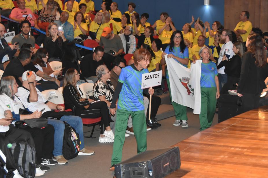 Santistas no desfile dos Jogos da Melhor Idade. #Paratodosverem