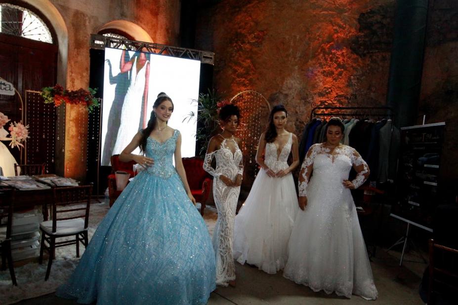 quatro noivas com vestidos diferentes posam para foto #paratodosverem