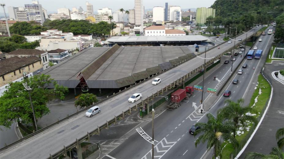 vista aérea do viaduto com carros passando.  #paratodosverem