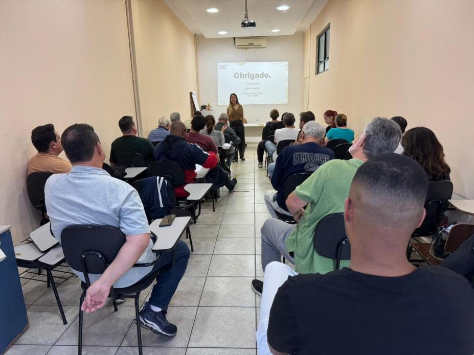 pessoas assistem aula em sala. #paratodosverem