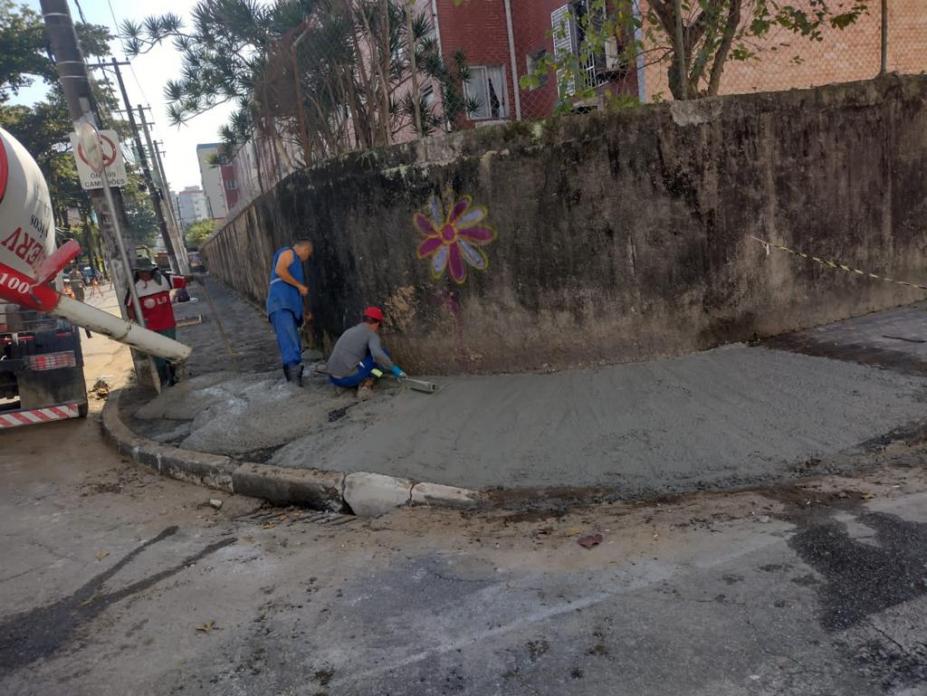homens estão concretando calçada. #paratodosverem 