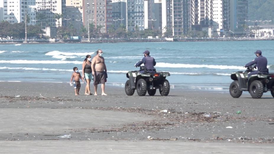 guardas em quadriciclos abordam pessoas na orla #paratodosverem 