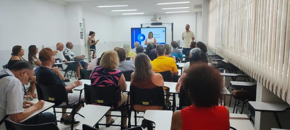 alunos assistem aula em auditório. #paratodosverem