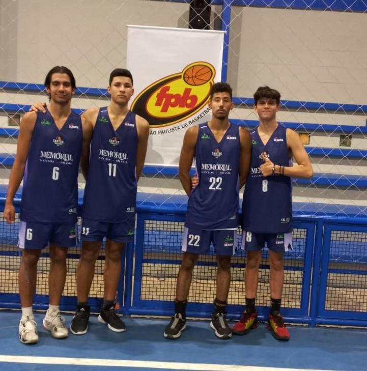 Quatro atletas posam para foto em ginásio #paratodosverem
