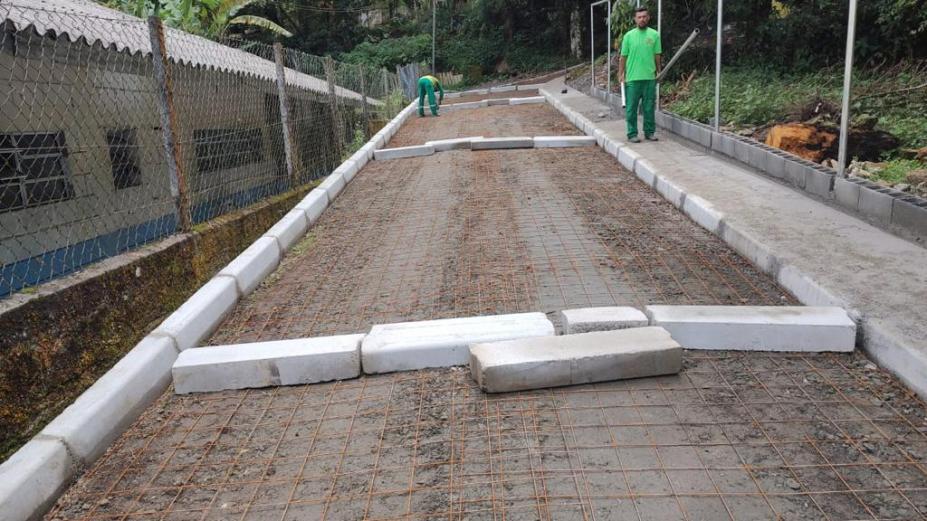 trecho de rua sendo preparada para pavimentação. Ao lado direito, a calçada recém-construída. #paratodosverem