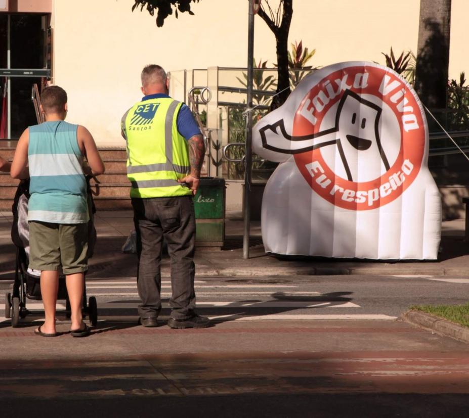 agente ajuda menino a atravessar #paratodosverem