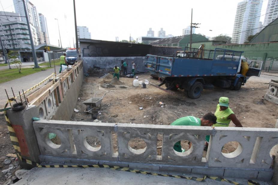 Área em obras ganha cerca com a mureta típica da Cidade. #Pracegover