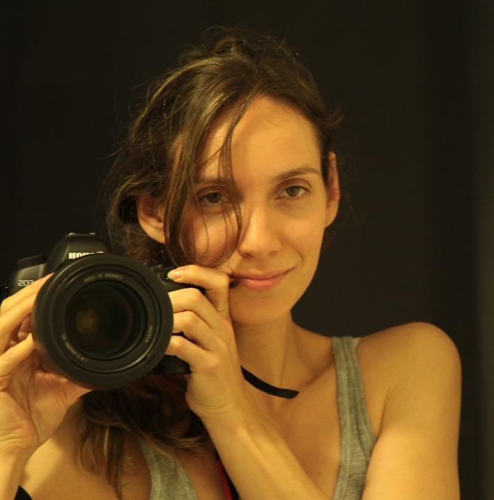 mulher segura máquina fotográfica #paratodosverem