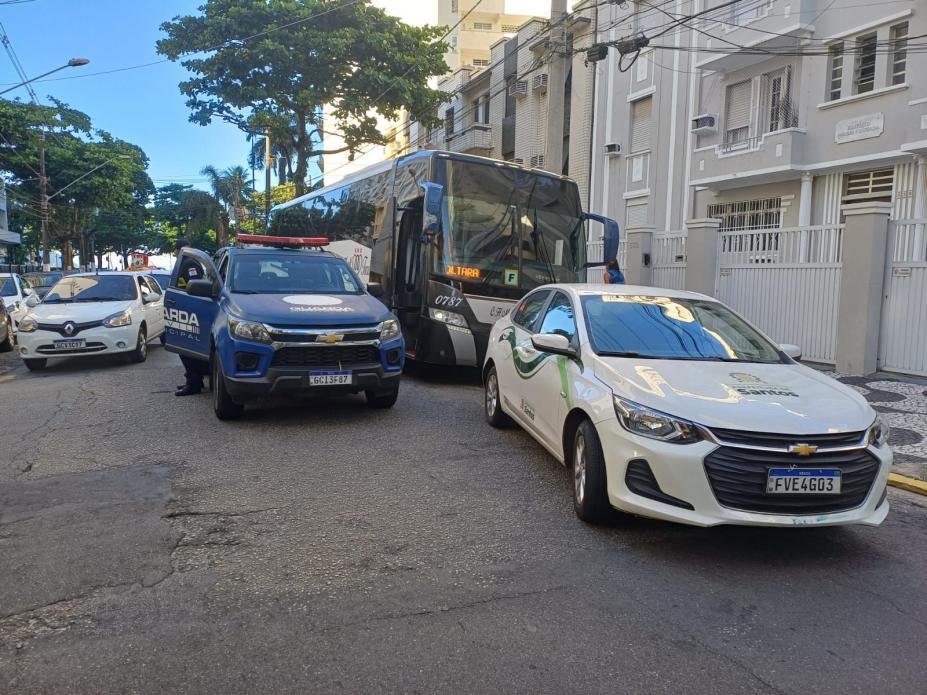 ônibus cercado por viatura e carro da prefeitura #paratodosverem