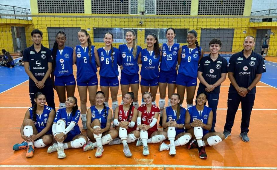 atletas do vôlei posam para foto em quadra. #paratodosverem