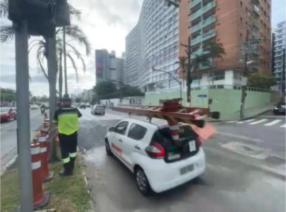 carros passam em via liberada após obras. #paratodosverem 