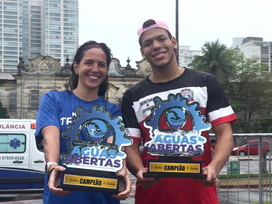 Os campeões da terceira etapa do Santista de Aguas Abertas. #paratodosverem