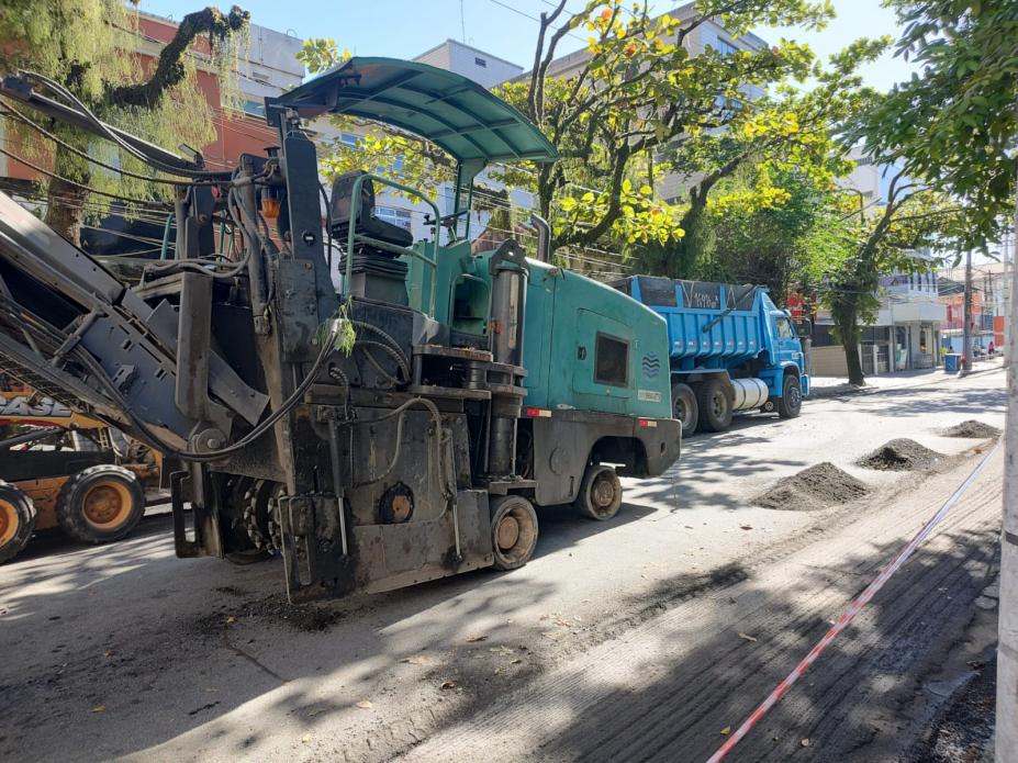 máquina na pista para remover asfalto antigo. #paratodosverem