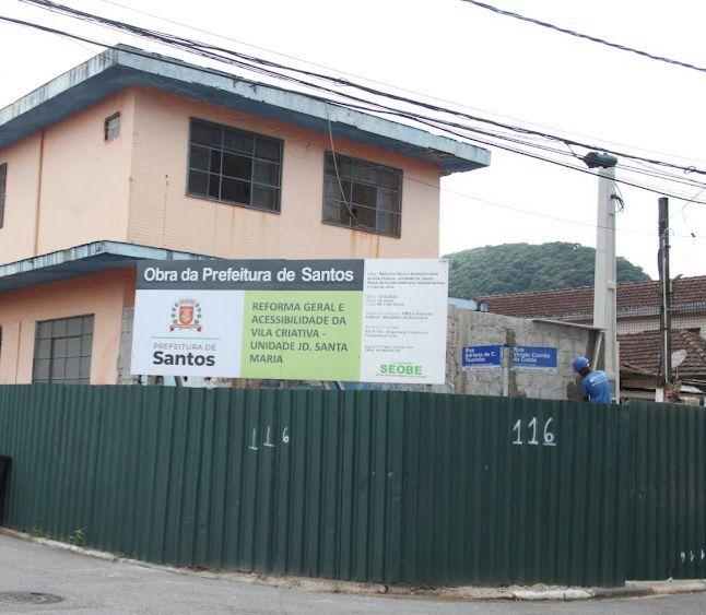 fachada de prédio com tapume e placa informativa de obra. #paratodosverem 