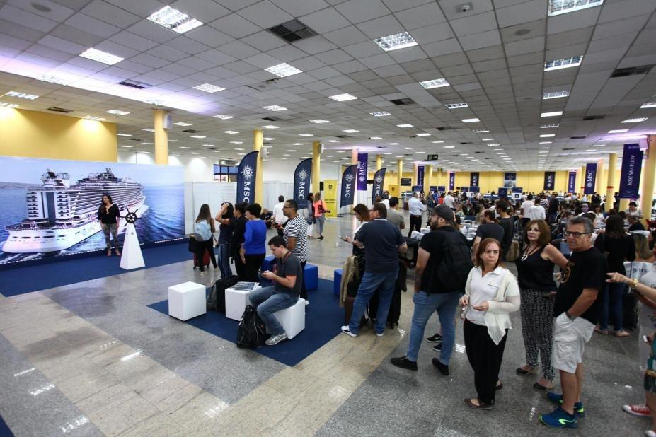 vista do terminal de passageiros com pessoas circulando. #paratodosverem 