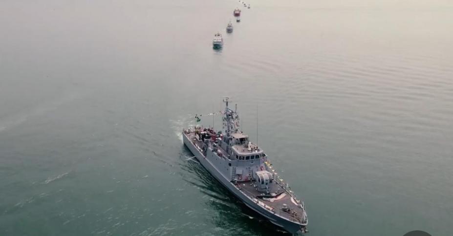 navios enfileirados no mar. #paratodosverem
