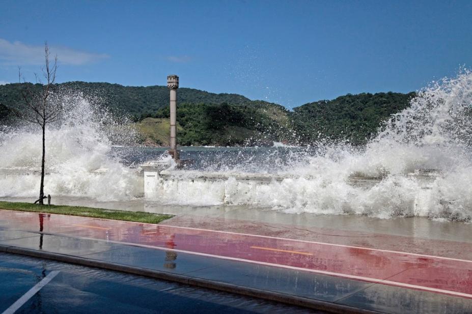 ondas batem em mureta em dia de ressaca #paratodosverem