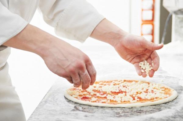 homem prepara uma pizza #paratodosverem