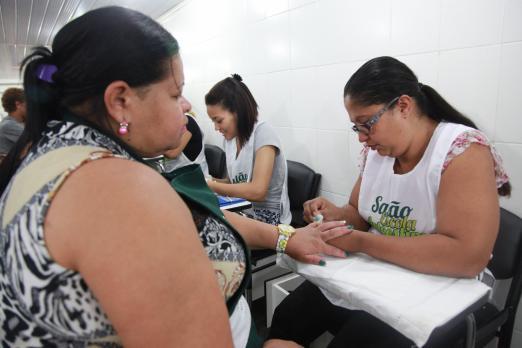 mulher faz a unha de cliente no salão #paratodosverem 
