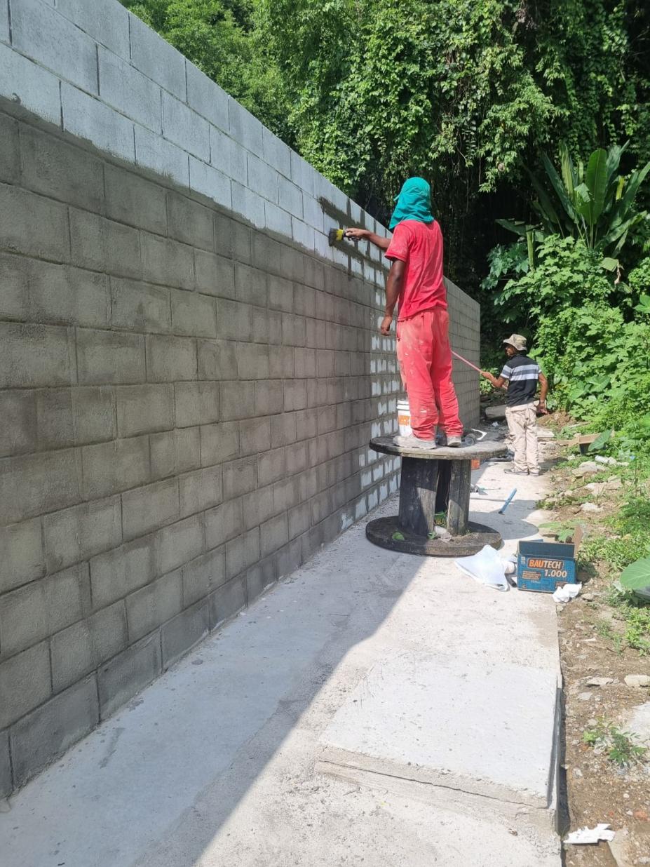 homem trabalha em muro #paratodosverem 