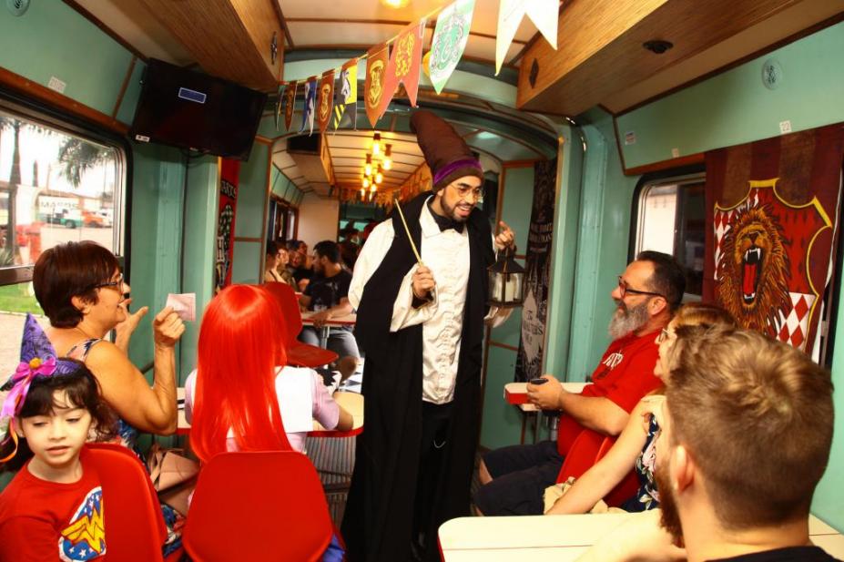 Homem fantasiado de bruxo brinca com passageiros dentro do bonde #paratodosverem