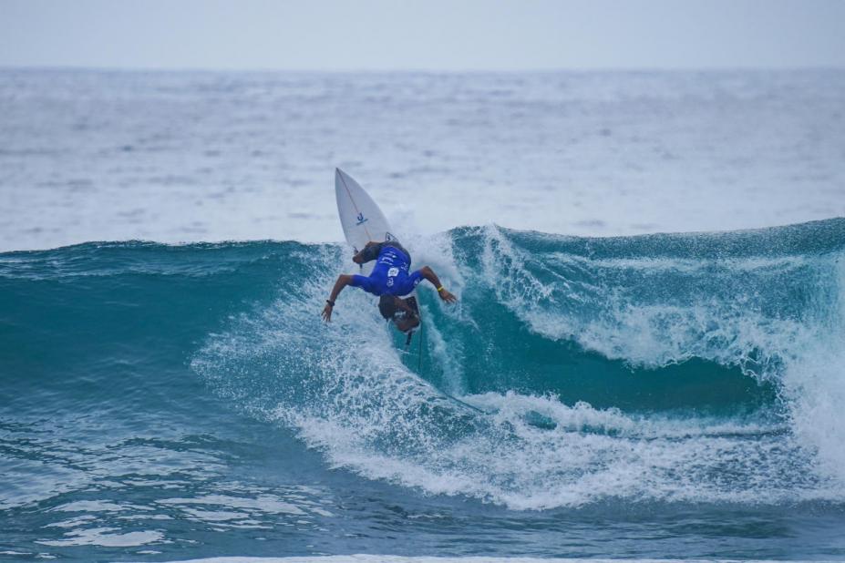 surfista faz manobra em onda #paratodosverem