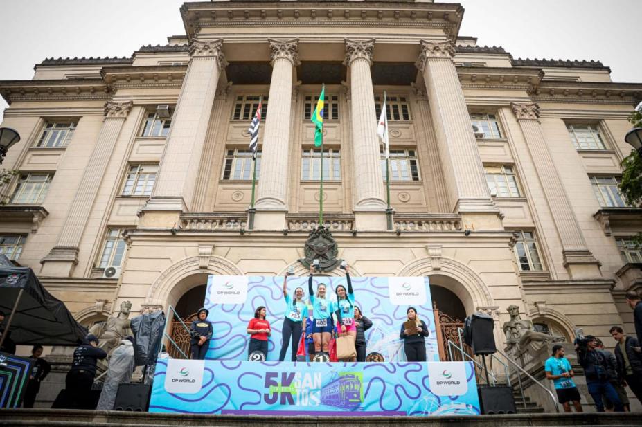 Podio da corrida em frente à Prefeitura. #Paratodosverem