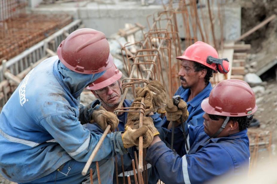 trabalhadores da construção civil estão montando estrutura de ferro. #paratodosverem