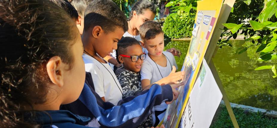 Alunos colocam a mão em cartolina #paratodosverem 