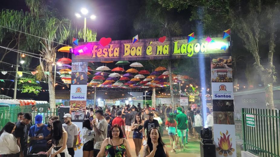 portal de entrada da festa onde se lê Festa Boa é na Lagoa e muita gente circulando. #paratodosverem