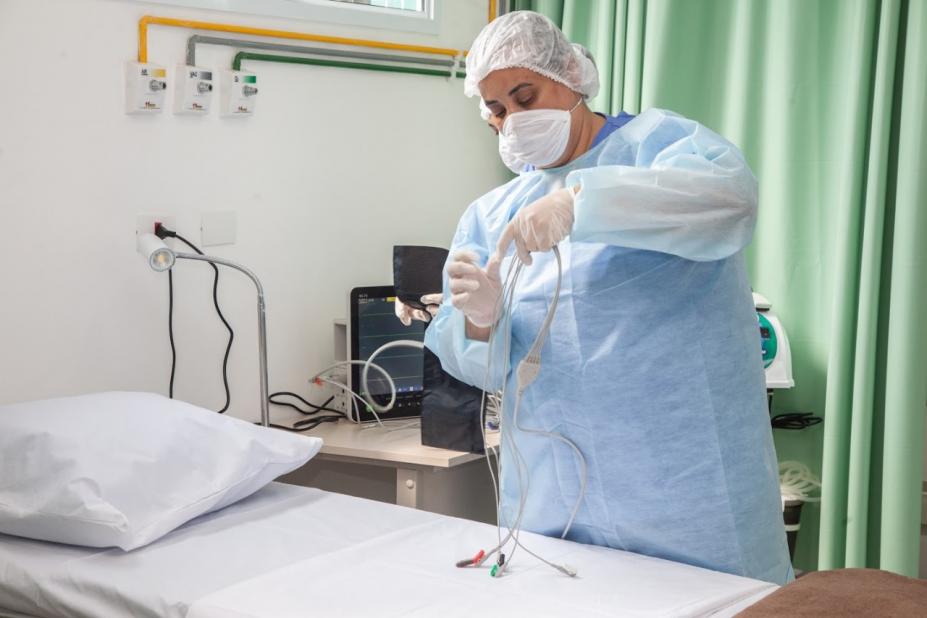 enfermeira mexe em equipamento hospitalar #paratodosverem
