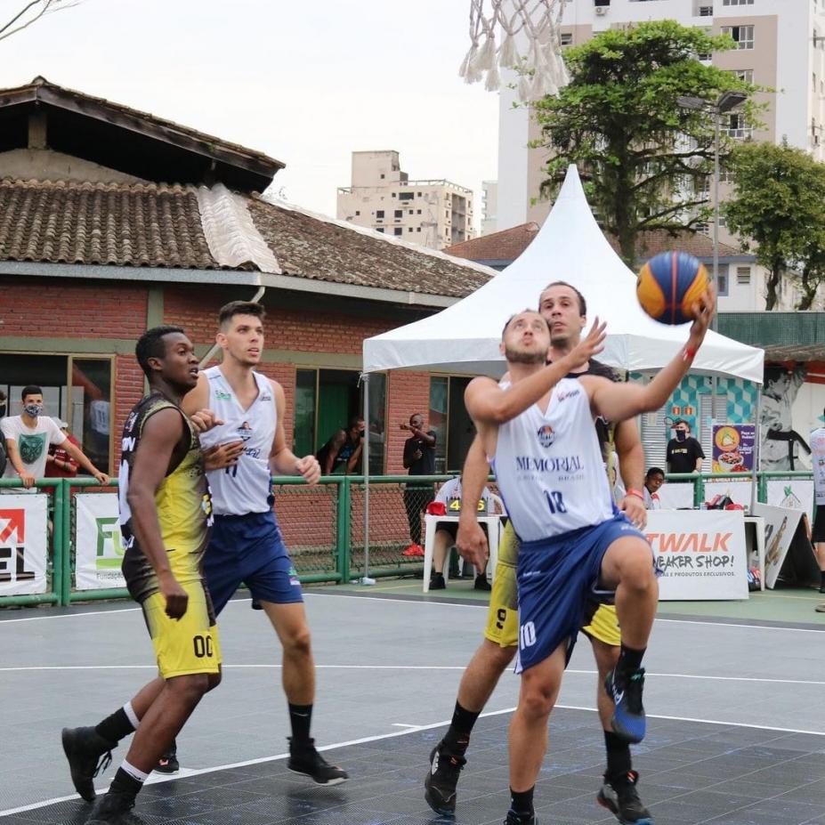 rapazes jogando basquete #paratodosverem 